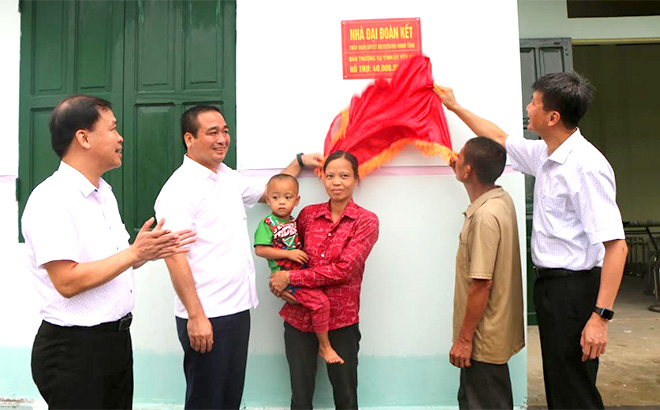 Các đồng chí lãnh đạo tỉnh, lãnh đạo huyện Yên Bình trao ngôi nhà mới cho gia đình ông Hoàng Văn Huấn - hộ nghèo có hoàn cảnh đặc biệt khó khăn ở thôn Loan Thượng, xã Tân Hương.
