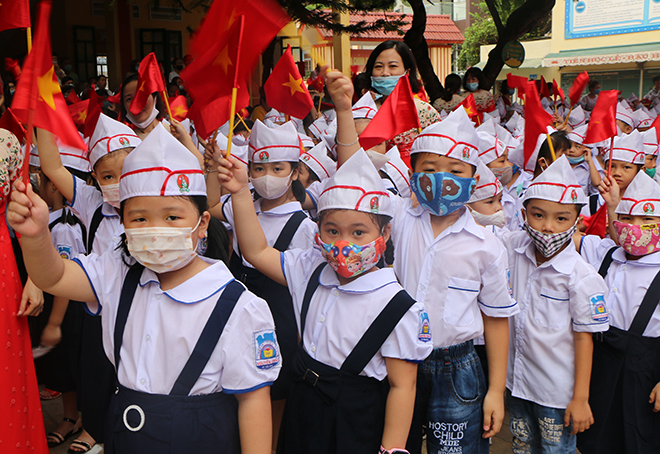 Học sinh Trường tiểu học Nguyễn Trãi hân hoan đón năm học mới. (Ảnh: Thanh Chi)