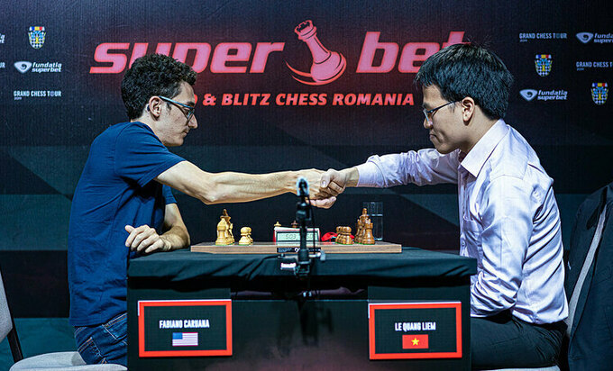 Quang Liêm (phải) từng thắng Caruana ở giải cờ nhanh chớp Grand Chess Tour ở Romania năm 2019.