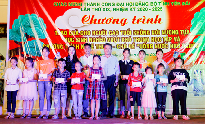 Lãnh đạo Hội Liên hiệp Văn học Nghệ thuật tỉnh trao quà cho các em nhỏ xã Tân Hương nhân dịp tết Trung thu.