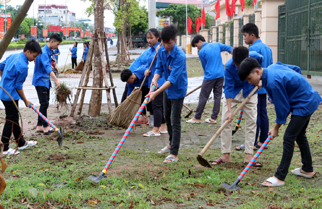 Đoàn viên thanh niên thành phố Yên Bái tham gia lao động vệ sinh trên tuyến đường Nguyễn Tất Thành.