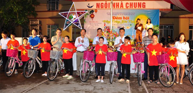 Phó Chủ tịch UBND tỉnh Dương Văn Tiến cùng các các nhà hảo tâm trao quà cho thiếu nhi tại Trung tâm.