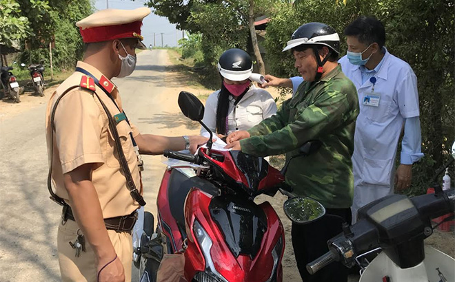 Cảnh sát giao thông huyện Trấn Yên kiểm tra giấy tờ của người điều khiển phương tiện tham gia giao thông.