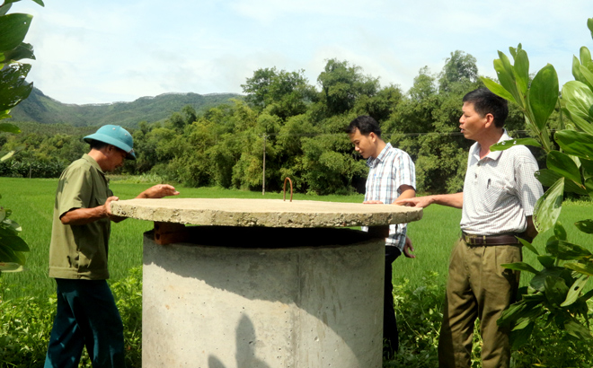 Chi hội Nông dân thôn Làng Ngần, xã Vũ Linh, huyện Yên Bình cùng các tổ chức, đoàn thể xây dựng bể thu gom bao bì thuốc bảo vệ thực vật để bảo vệ môi trường.