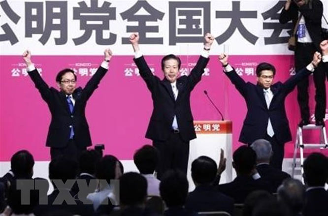Ông Natsuo Yamaguchi (giữa) sau khi được bầu lại làm Chủ tịch đảng Công minh nhiệm kỳ thứ VII ở Tokyo, Nhật Bản, ngày 27-9-2020.