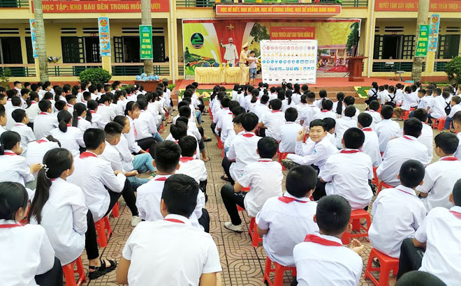 751 học sinh Trường Tiểu học và Trung học cơ sở  Âu Lâu, thành phố Yên Bái được Cán bộ Phòng CSGT Công an tỉnh Yên Bái tuyên truyền Luật an toàn giao thông đường bộ.