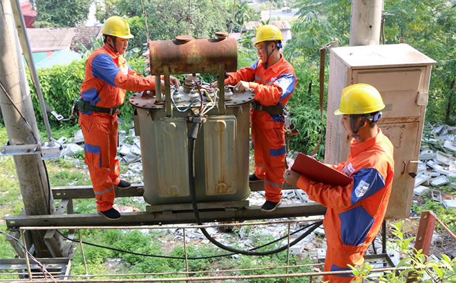 Công nhân Điện lực Yên Bình kiểm tra dữ liệu thông tin của một trạm biến áp thuộc khu vực quản lý.