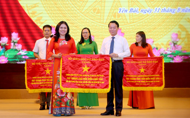 At a conference on implementing tasks set for the 2020-2021 school year on August 31 morning, Chairman of the Provincial People’s Committee Do Duc Duy presented the Ministry of Education and Training’s emulation flags for groups with outstanding performance in the 