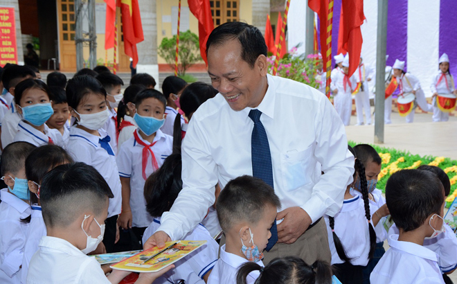 Phó Chủ tịch HĐND tỉnh Triệu Tiến Thịnh tặng quà các em học sinh Trường Tiểu học xã Nghĩa Tâm, huyện Văn Chấn nhân dịp khai giảng năm học mới.