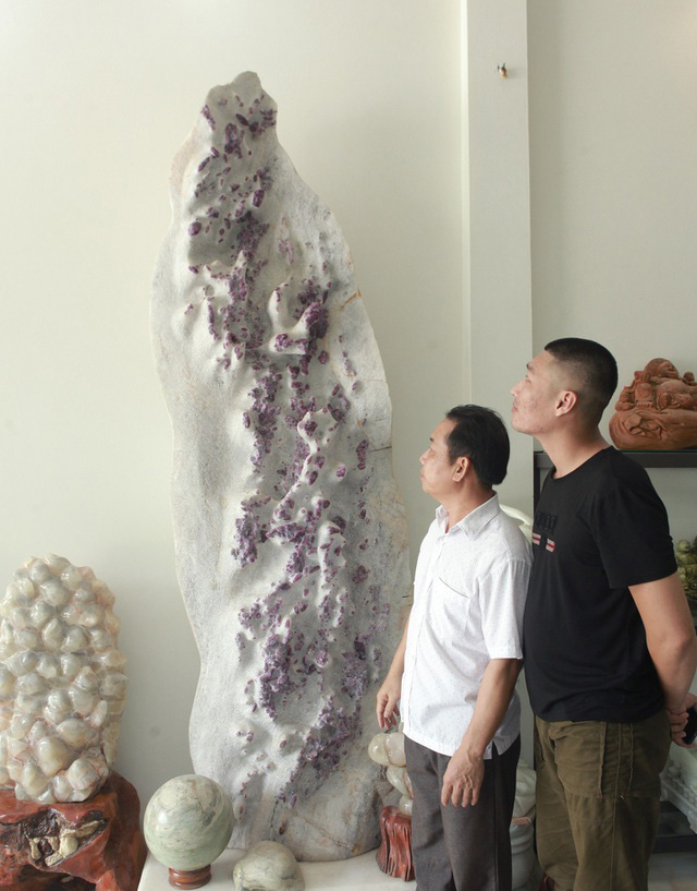 The 1.6m-high, 1m-wide and 40cm-thick ruby root.