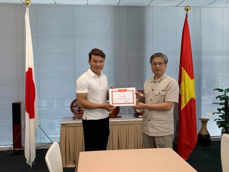 Tổng Lãnh sự Việt Nam tại Fukuoka Vũ Bình trao tặng Giấy khen cho anh Vũ Đức Huỳnh.