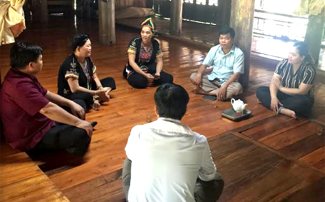 Người dân thôn Ngòi Tu trao đổi kinh nghiệm làm du lịch cộng đồng với lãnh đạo địa phương.