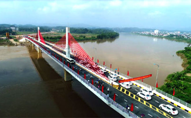 Cầu Bách Lẫm đưa vào sử dụng năm 2018 đã kết nối hạ tầng hai bờ sông Hồng, góp phần thúc đẩy phát triển kinh tế của tỉnh và thành phố Yên Bái. 
(Ảnh: Thanh Miền)