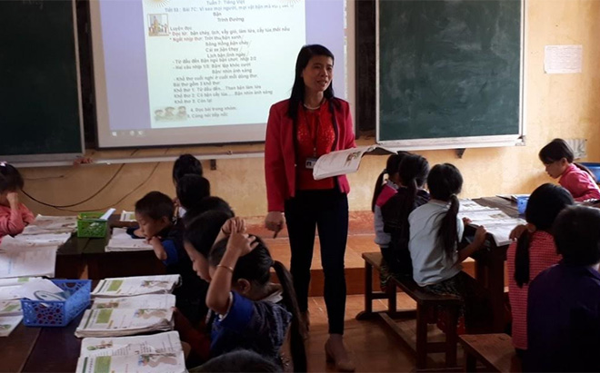 Cô giáo Vũ Thị Hương và các em học sinh lớp 3 trong giờ học tại phòng học thông minh.
