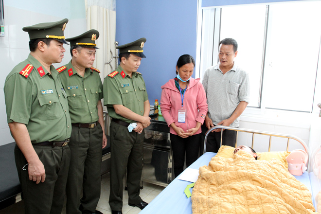 Đại diện Đảng ủy, Ban Giám đốc Công an tỉnh Yên Bái thăm hỏi, động viên Thượng sỹ Vũ Trung Toàn và gia đình.