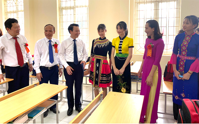 Đồng chí Đỗ Đức Duy - Phó Bí thư Tỉnh ủy, Chủ tịch UBND tỉnh thăm phòng học mới được đầu tư xây dựng của Trường Phổ thông DTNT THPT tỉnh.