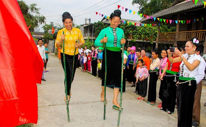 Nhân dân xã Phù Nham thi đấu thể thao dân tộc trong lễ hội truyền thống địa phương.
