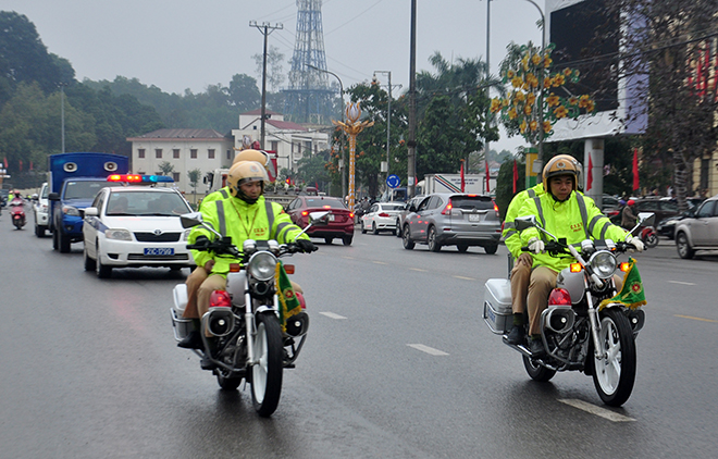 Lực lượng cảnh sát giao thông tỉnh Yên Bái ra quân đảm bảo trật tự, an toàn giao thông trong thời gian diễn ra Đại hội đại biểu Đảng bộ tỉnh Yên Bái lần thứ XIX và những tháng cuối năm 2020. (Ảnh: Quyết Thắng)
