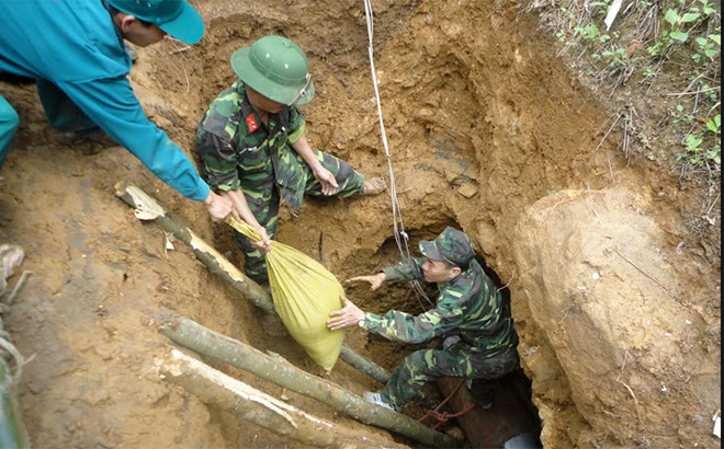 Lực lượng vũ trang huyện Văn Yên phá hủy bom tại xã Quang Minh.