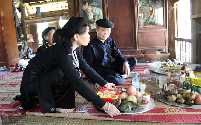 Paying tribute to ancestors with offerings during Pay Tai festival of Tay people in Luc Yen.
