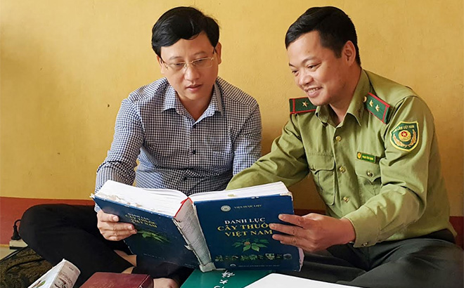 Thạc sĩ Phạm Tiến Thịnh (bên phải) chia sẻ tài liệu nghiên cứu với phóng viên Báo Yên Bái.