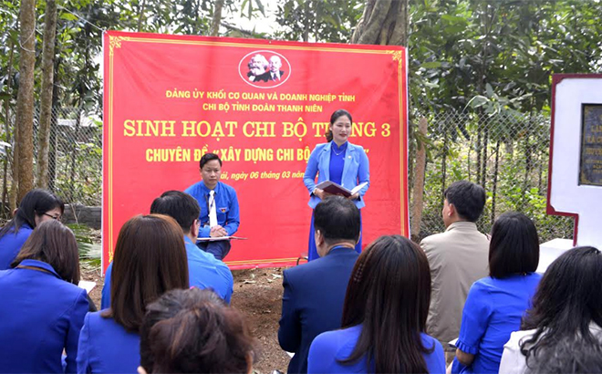 Chi bộ Tỉnh đoàn thanh niên tổ chức sinh hoạt chi bộ tại Khu di tích lịch sử Làng Chiềng, xã Cường Thịnh, huyện Trấn Yên.