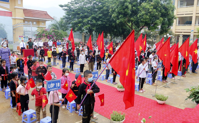 The opening ceremony of the new academic year at the Xuan Tam Primary and Junior High School in Van Yen district.