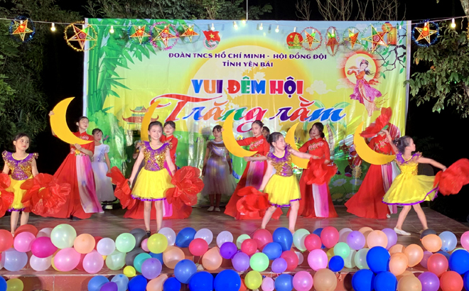 The Full-Moon Gala night 2021 held by the Yen Bai provincial Youth Union and Children’s Council takes place in Pa Lau commune of Tram Tau mountainous district in a fancy and eventful atmosphere.