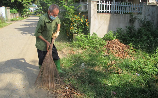 Ông Hoàng Thế Mâu tự nguyện quét dọn, giữ vệ sinh môi trường đường thôn mỗi ngày.