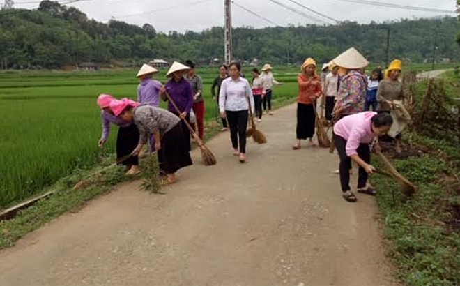 Nhân dân huyện Văn Chấn tham gia vệ sinh môi trường nông thôn luôn sạch đẹp.