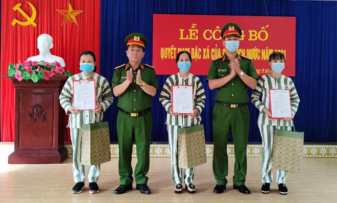 Lãnh đạo Công an tỉnh Yên Bái trao quyết định và quà cho 3 phạm nhân được đặc xá tha tù nhân dịp Ngày Quóc khánh.