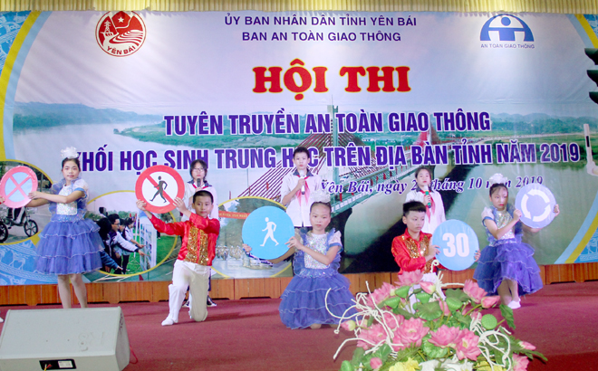 Học sinh khối các trường trung học trên địa bàn tỉnh tham gia Hội thi Tuyên truyền an toàn giao thông do Ban An toàn giao thông tỉnh Yên Bái tổ chức.