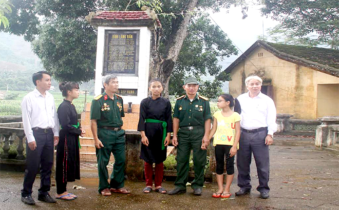 Ông Nguyễn Hồng Quang (thứ 3 bên trái) cùng lãnh đạo Đảng ủy xã Việt Hồng kể chuyện truyền thống cách mạng cho thế hệ trẻ tại Di tích lịch sử Đình Làng Vần.