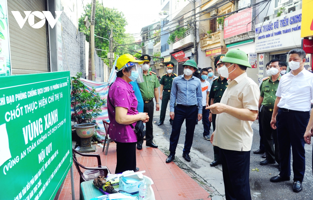 Bí thư Thành ủy Hà Nội Đinh Tiến Dũng kiểm tra công tác phòng chống dịch tại khu vực phong tỏa phường Văn Miếu, Văn Chương.