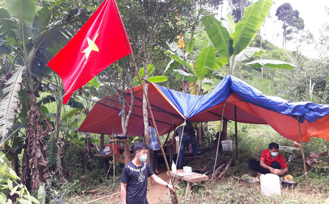 Ngày 2/9, cờ đó sao vàng tung bay trên chốt kiểm dịch giữa rừng Làng Ca, xã Cát Thịnh, huyện Văn Chấn.