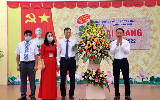 Đồng chí Vũ Quỳnh Khánh - Phó Chủ tịch HĐND tỉnh tặng hoa chúc mừng các thầy, cô giáo nhà trường.
