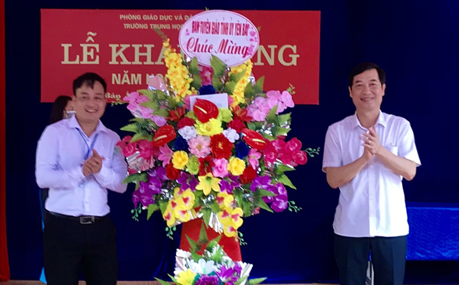 Trưởng ban tuyên giáo Tỉnh ủy Nguyễn Minh Tuấn tặng hoa chúc mừng thầy trò Trường THCS xã Bảo Ái.