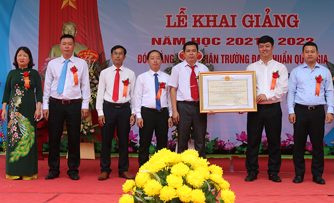 Đồng chí Nguyễn Minh Toàn – Chủ nhiệm Ủy ban Kiểm tra Tỉnh ủy trao Bằng công nhận “Trường đạt chuẩn Quốc gia cấp độ 1” cho Trường TH và THCS Thạch Lương.