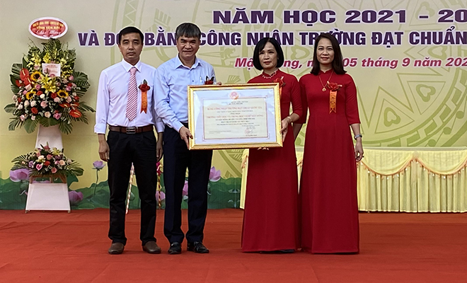 Đồng chí Chu Đình Ngữ - Ủy viên Ban Thường vụ, Trưởng ban Tổ chức Tỉnh ủy, trao Bằng công nhận đạt chuẩn quốc gia cho Trường TH&THCS Mậu Đông