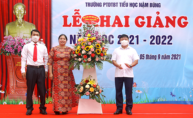 Đồng chí Giàng A Tông - Ủy viên Ban Thường vụ Tỉnh uỷ, Chủ tịch UBMTTQ tỉnh tặng hoa và quà chúc mừng nhà trường nhân dịp khai giảng năm học mới.