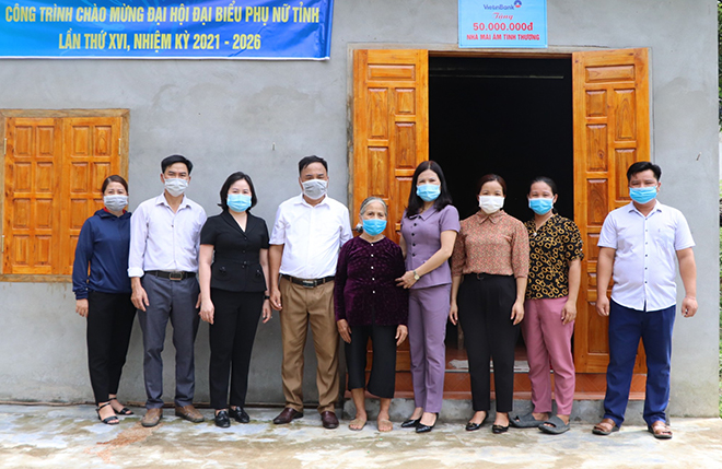 Hội LHPN tỉnh trao “Nhà mái ấm tình thương” cho hộ nghèo đơn thân xã Minh Tiến.