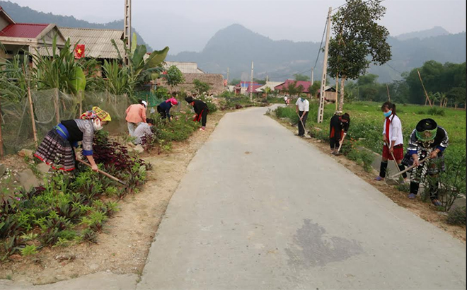 Women in Ban Lung village, Phong Du Thuong commune take care of flower beds along the road.
