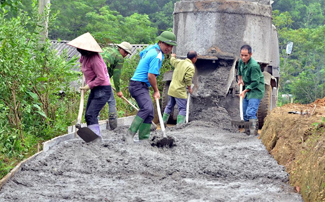 Nhân dân xã Thịnh Hưng, huyện Yên Bình bê tông hóa đường giao thông nông thôn.
