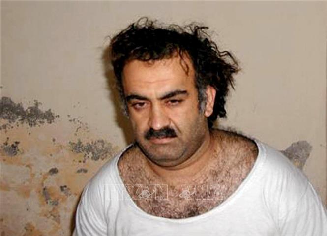 Khalid Sheikh Mohammed, nghi can chủ mưu vụ tấn công khủng bố 11/9/2001 đẫm máu nhằm vào nước Mỹ sau khi bị bắt giữ. Ảnh: AFP/TTXVN