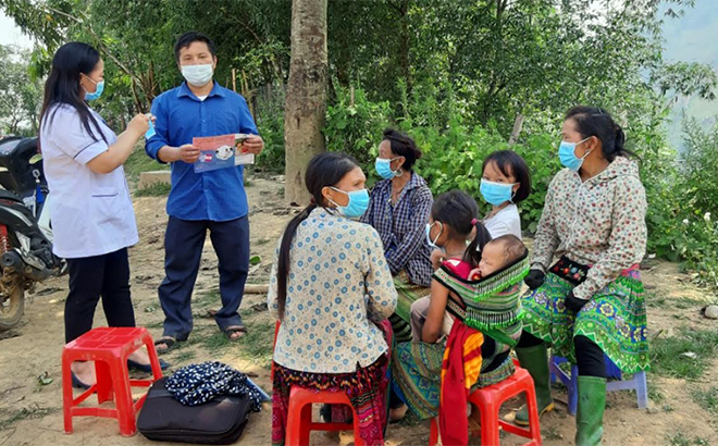 Ngoài thực hiện tốt nhiệm vụ chuyên môn, cán bộ Trạm Y tế xã Pá Hu, huyện Trạm Tấu còn tích cực tuyên truyền người dân thực hiện biện pháp phòng bệnh.