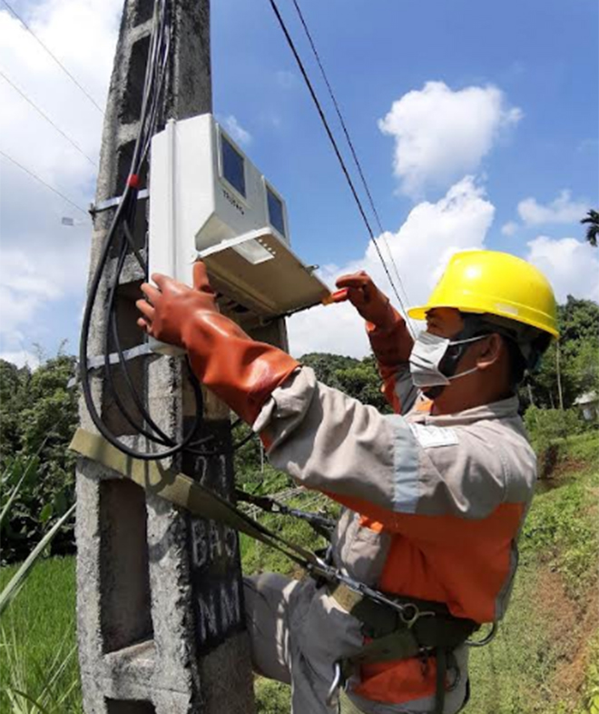 Công nhân Điện lực Yên Bình kiểm tra, lắp đặt công tơ mới cho khách hàng.