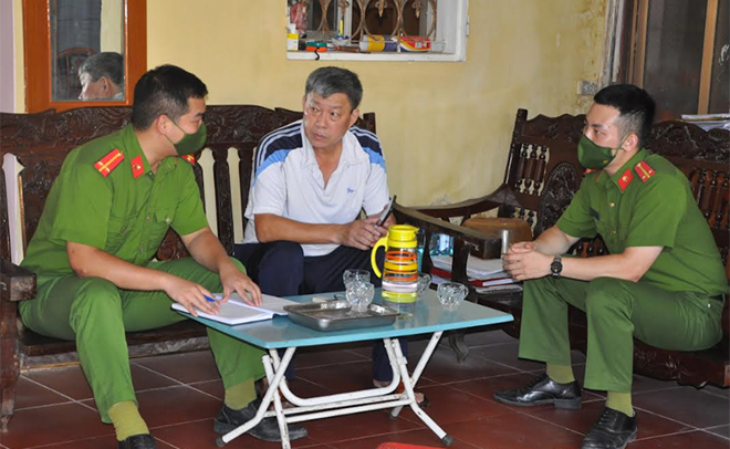 Công an phường Nguyễn Thái Học, thành phố Yên Bái kiểm tra công tác tạm trú, tạm vắng tại tổ dân phố.