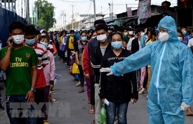 Người dân xếp hàng chờ được tiêm vaccine ngừa COVID-19 tại Phnom Penh, Campuchia.