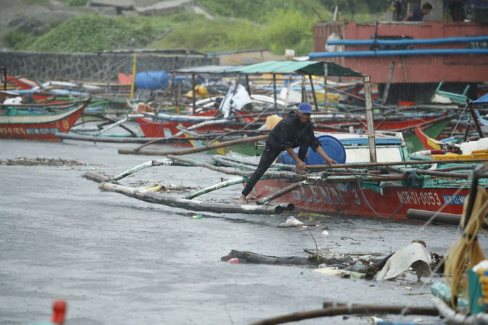 Ngư dân bảo vệ thuyền tại một ngôi làng ven biển thuộc tỉnh Cavite - Philippines hôm 8-9.