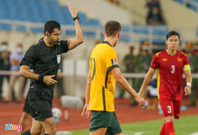 Trọng tài Al-Jassim gây tranh cãi khi không cho Việt Nam hưởng penalty.